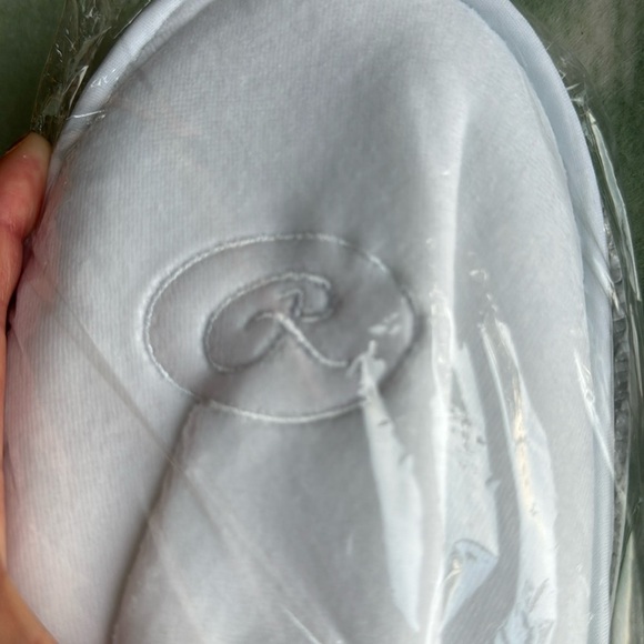 New Regent hotel White Slippers Set of 3 sizes - Picture 2 of 3